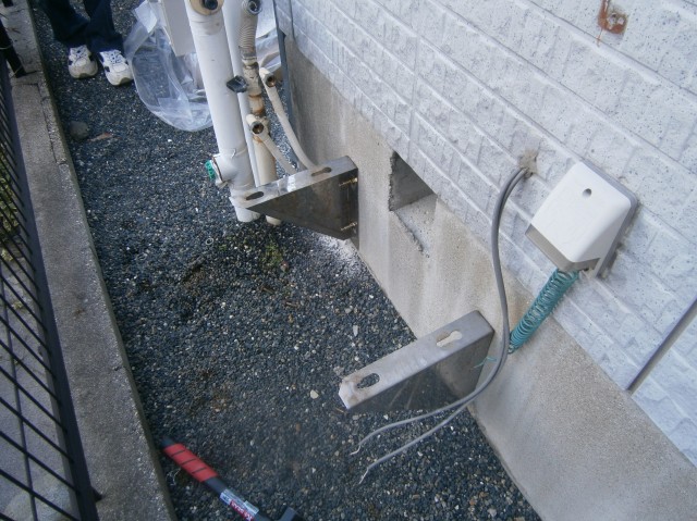 三重県桑名市に給湯器取替工事　給湯器の撤去