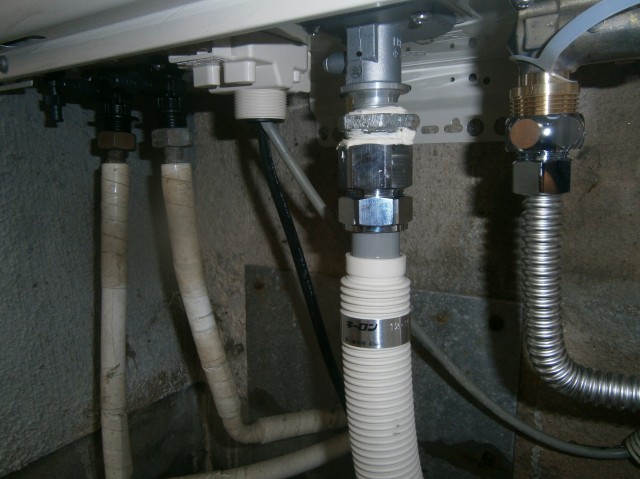 名古屋市西区　給湯器の配管接続