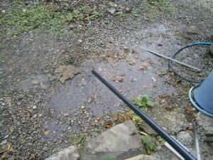 電気温水器取替工事 排水中