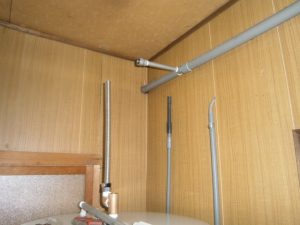 電気温水器取替工事 施工中