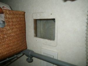 浴室暖房乾燥機取替工事（神戸市中央区）既設操作部撤去完了後