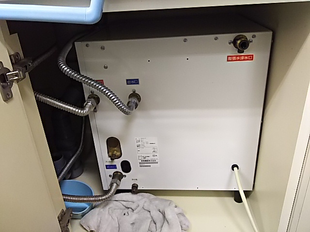 横浜市泉区にて小型電気温水器 TOTO REW12A1DK交換致しました – 横浜店