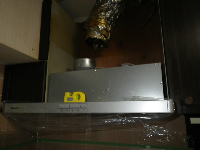 新レンジフード取り付け固定完了後