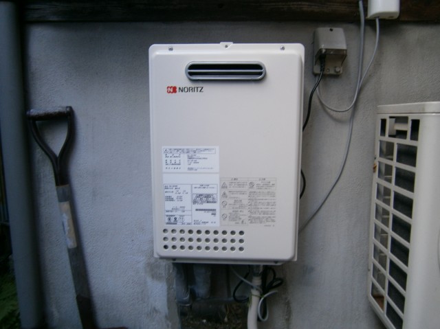名古屋市昭和区ノーリツ給湯器取替工事+配管+電源+水栓工事