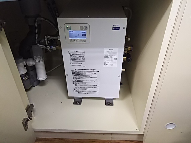 横浜市泉区 小型電気温水器 TOTO REW12A1DK