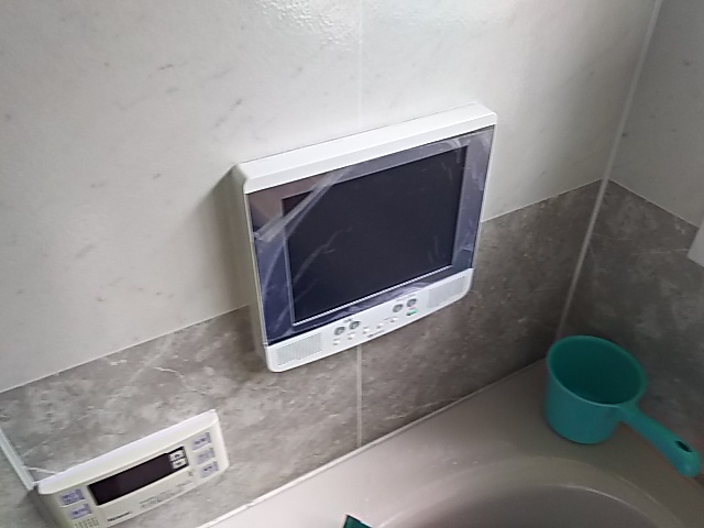 世田谷区浴室テレビを超大型22V型にツインバードVB-BS229W交換工事